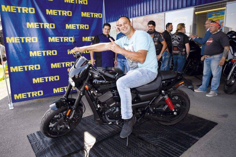 Горещи новини | Късметлията Георги Казаков спечели мотор Harley Davidson от играта на МЕТРО