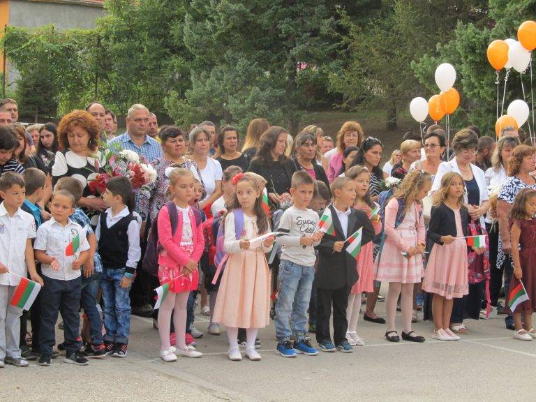 Горещи новини | Удари първият звънец за учениците от Лясковска община