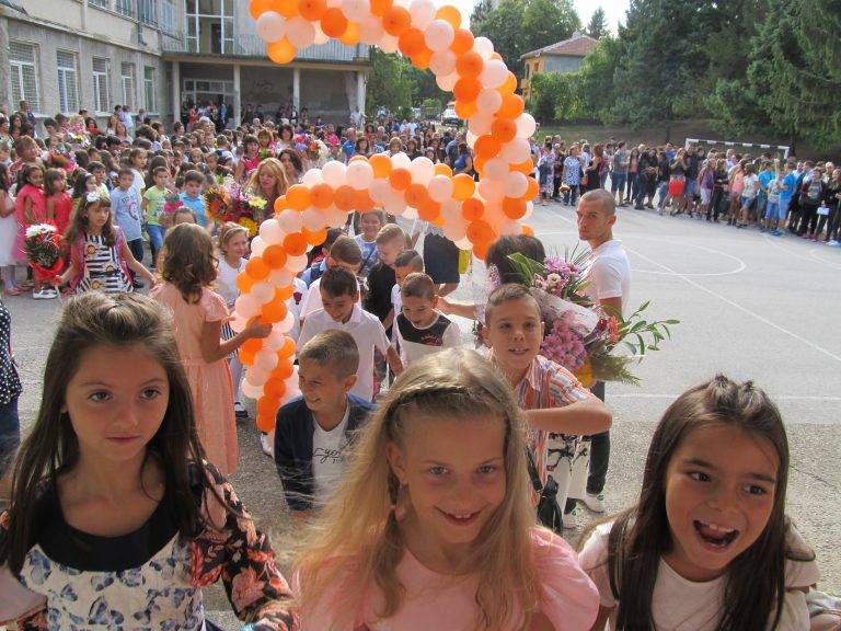 Удари първият звънец за учениците от Лясковска община