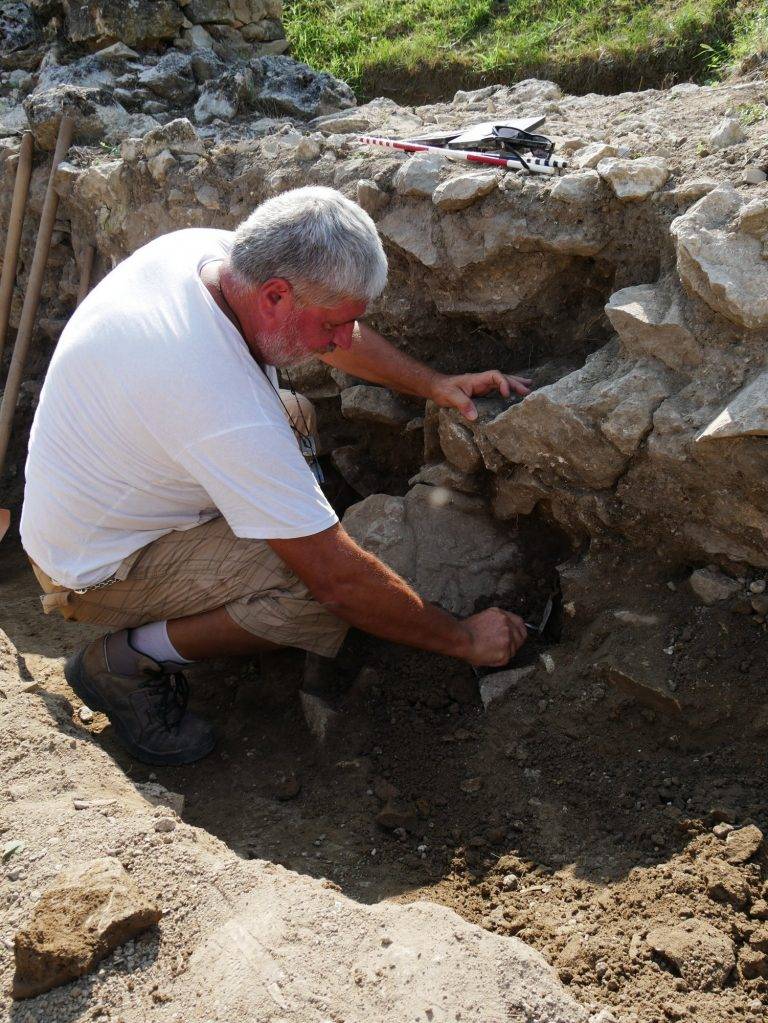 Уникален релеф с гладиатори  откриха в Никополис ад Иструм