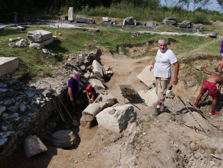 Уникален релеф с гладиатори  откриха в Никополис ад Иструм