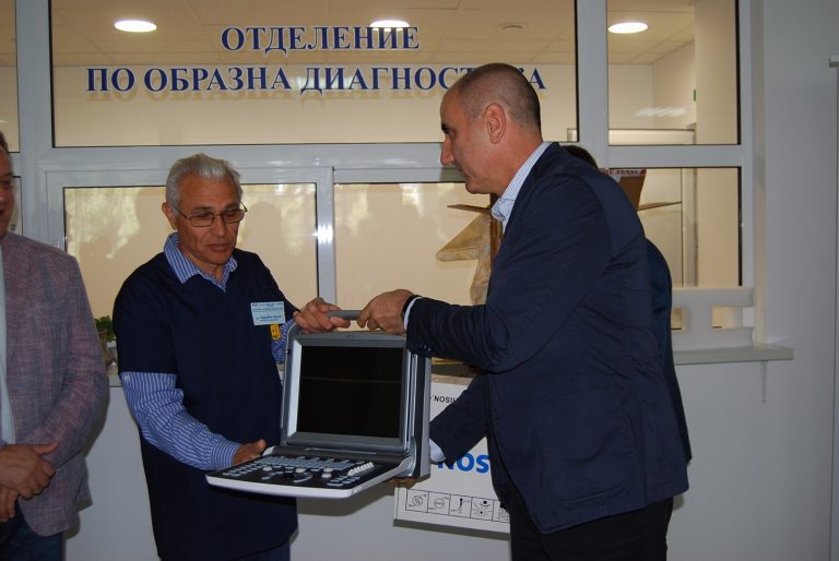 Цветан Цветанов преряза лентата на  нов скенер в свищовската болница