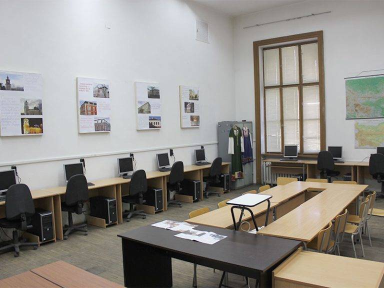 Свищов | Стопанска академия дари компютри на учебни заведения и институции