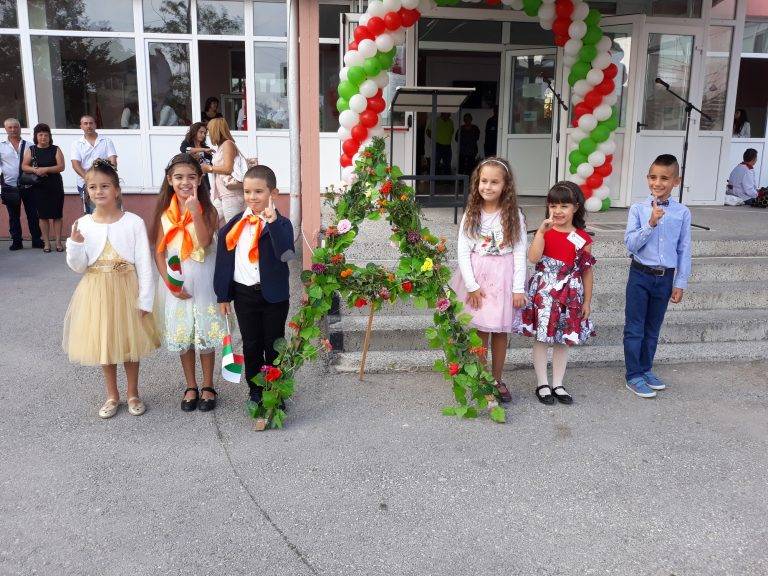 СУ “Димитър Благоев” в Свищов посрещна своите ученици