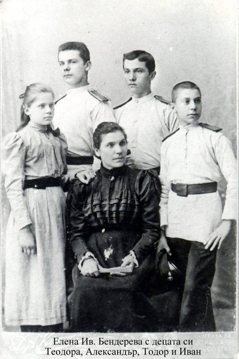 Праправнучки на Иван Момчилов дариха семейни реликви на музея в Елена