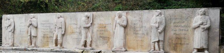 В Елена почистиха паметници в навечерието на Деня на народните будители
