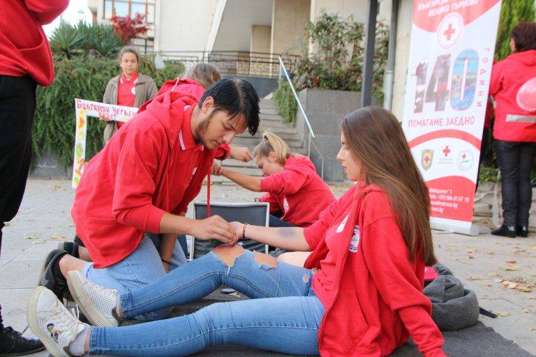 Здраве | Младежи от БМЧК демонстрираха как  се оказва първа долекарска помощ