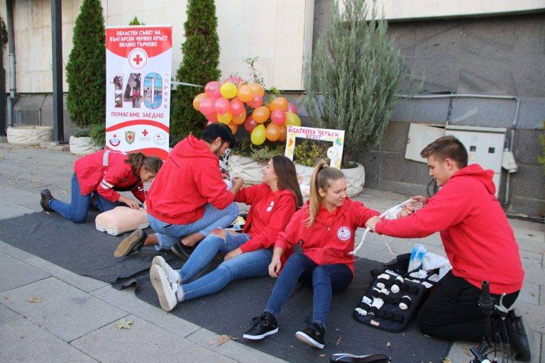 Младежи от БМЧК демонстрираха как  се оказва първа долекарска помощ