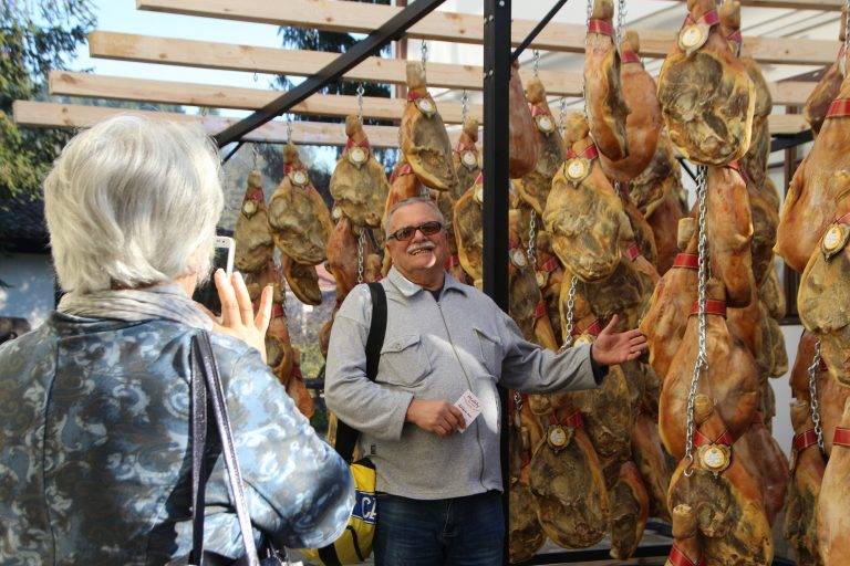 Еленският бут събра хиляди в Елена