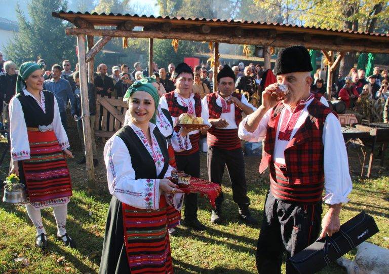Еленският бут събра хиляди в Елена