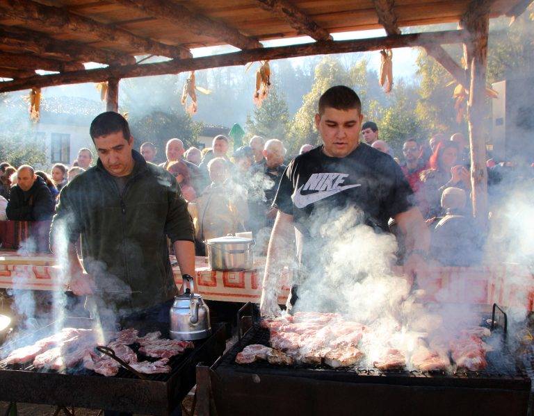 Еленският бут събра хиляди в Елена