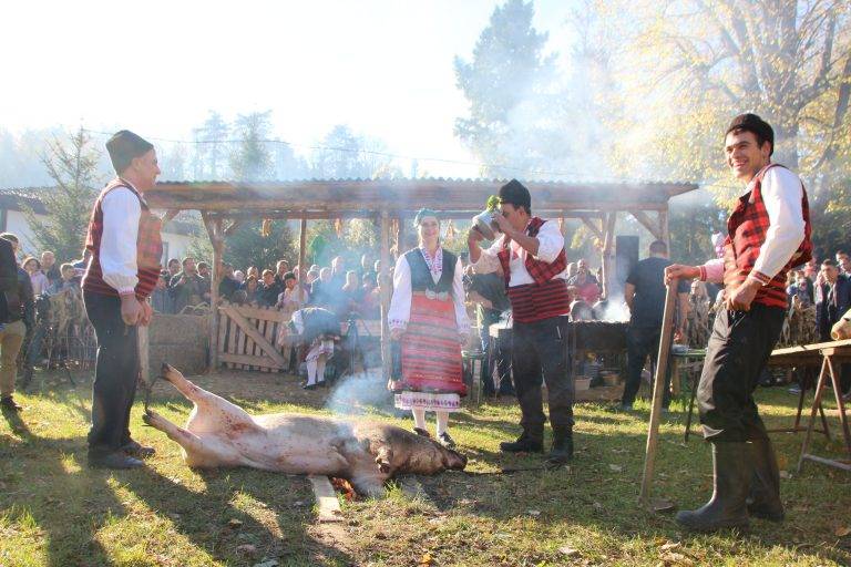 Еленският бут събра хиляди в Елена