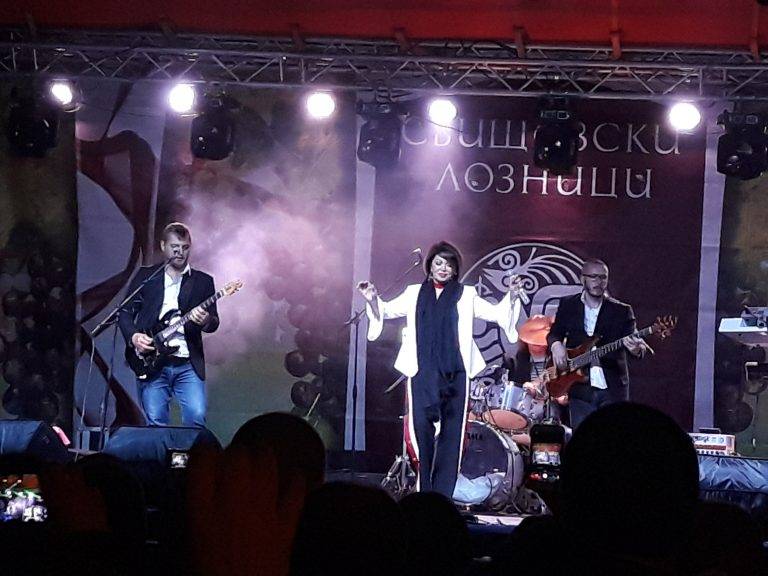 Свищов | Неда Украден направи чудесен концерт на „Свищовски лозници“ в Свищов