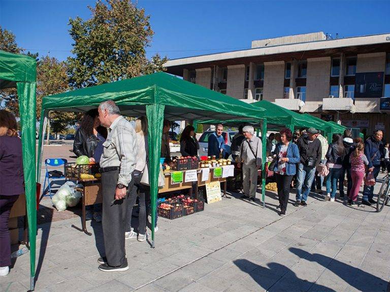Есенен фермерски пазар в Свищов организира катедра „Аграрна икономика”