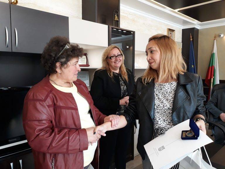 Василена Димитрова получи почетен знак и грамота от кмета на Свищов