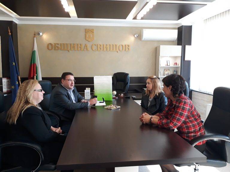 Василена Димитрова получи почетен знак и грамота от кмета на Свищов