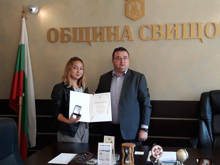 Василена Димитрова получи почетен знак и грамота от кмета на Свищов