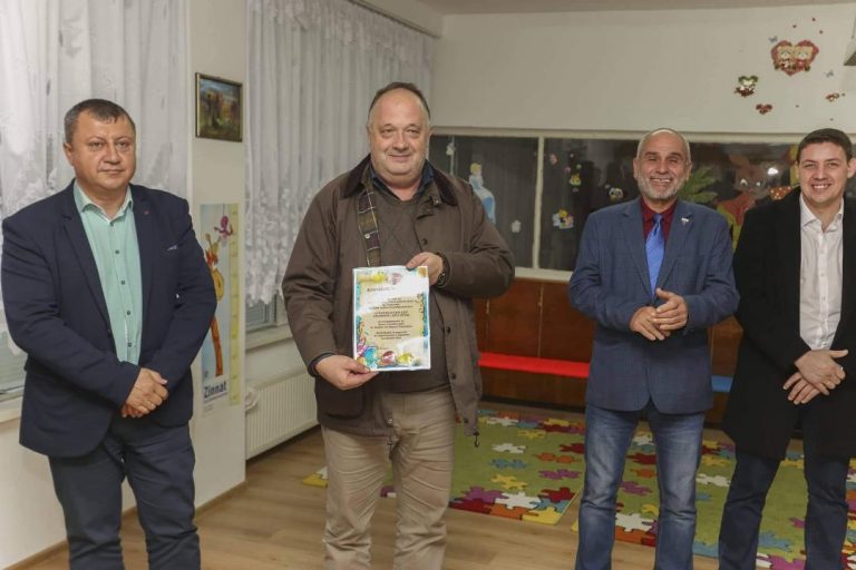 Ротарианци с две дарения  за децата в Павликенско