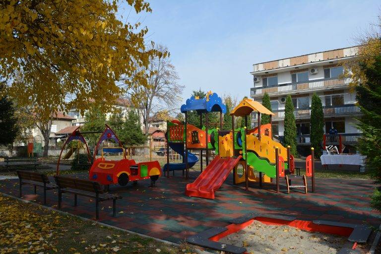 В Павликени откриха нови детски площадки в Комплекса за социални услуги