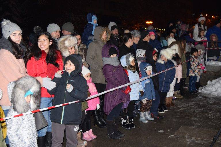 Дядо Коледа и децата на Г. Оряховица запалиха празничните светлини на елхата