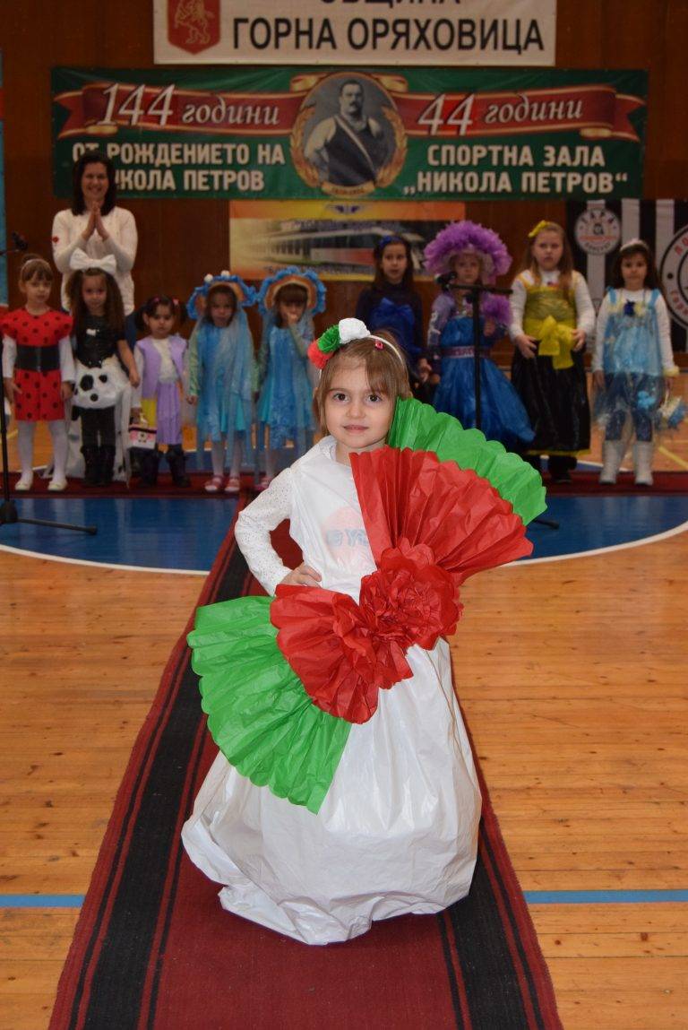 70 деца дефилираха в ревю с тоалети от рециклирани материали