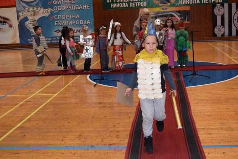 70 деца дефилираха в ревю с тоалети от рециклирани материали