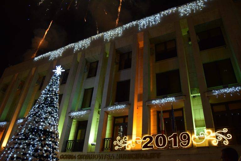 Дядо Коледа и децата на Г. Оряховица запалиха празничните светлини на елхата