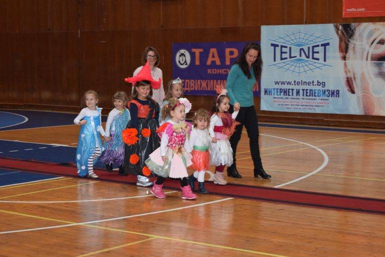 70 деца дефилираха в ревю с тоалети от рециклирани материали