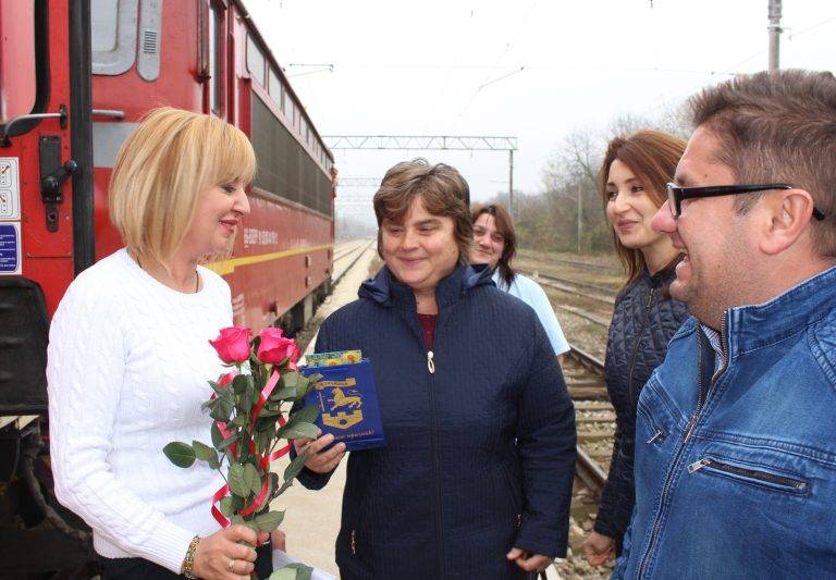 Пари и власт | Пътуващата приемна на Мая Манолова мина през Стражица