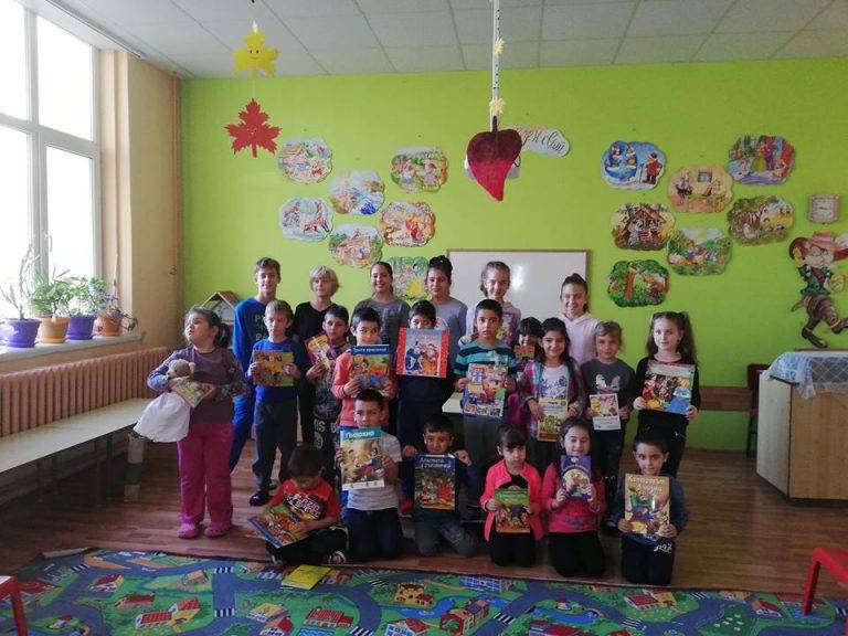 Петокласници от СУ „Вичо Грънчаров” четоха приказки в детски градини