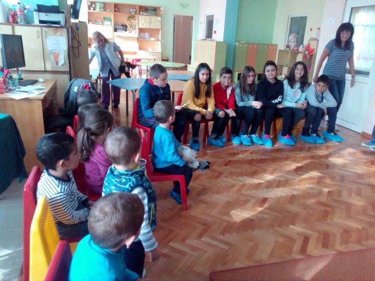 Петокласници от СУ „Вичо Грънчаров” четоха приказки в детски градини