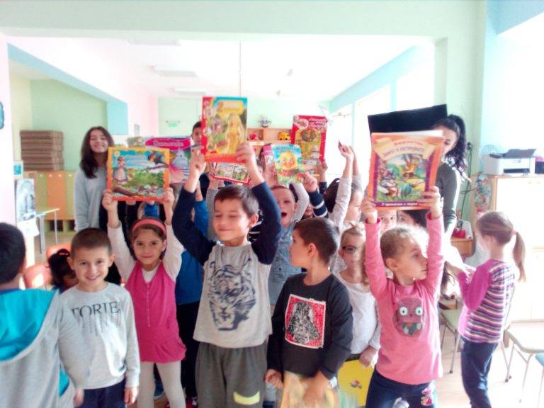 Петокласници от СУ „Вичо Грънчаров” четоха приказки в детски градини
