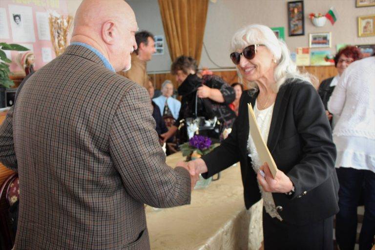 Горещи новини | С авторски песни и стихове ПК „Златна есен” отбелязаха Денят на народните будители