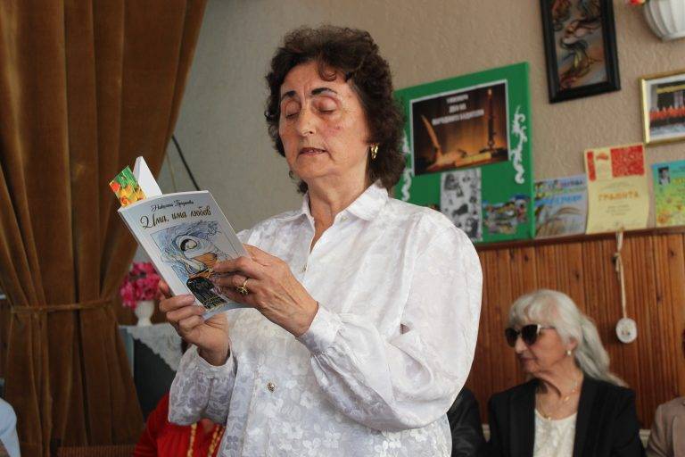 С авторски песни и стихове ПК „Златна есен” отбелязаха Денят на народните будители