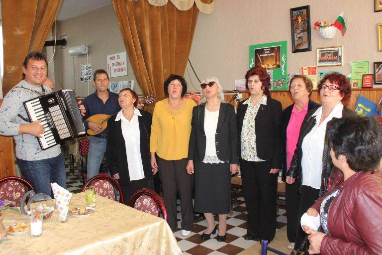 С авторски песни и стихове ПК „Златна есен” отбелязаха Денят на народните будители