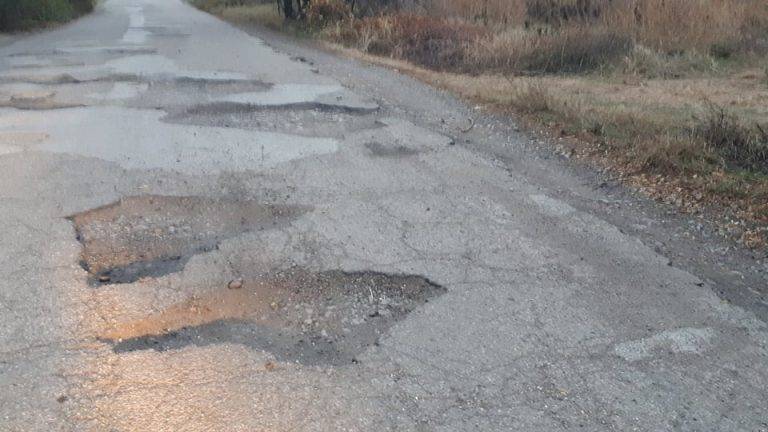 Горещи новини | Горнооряховчани очертаха със спрей  част от уличните дупки в града