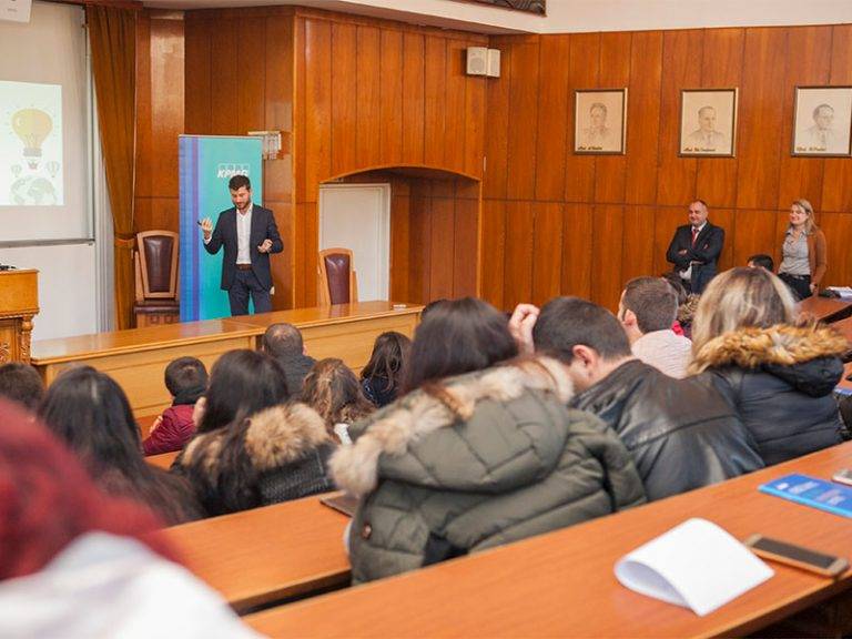 Бъдещето на одиторската професия представиха пред свищовски студенти