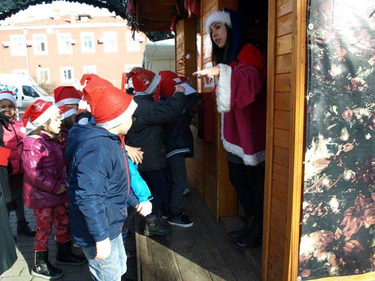 Коледни разходки и изненади за малчуганите  от детските градини в Търновската община