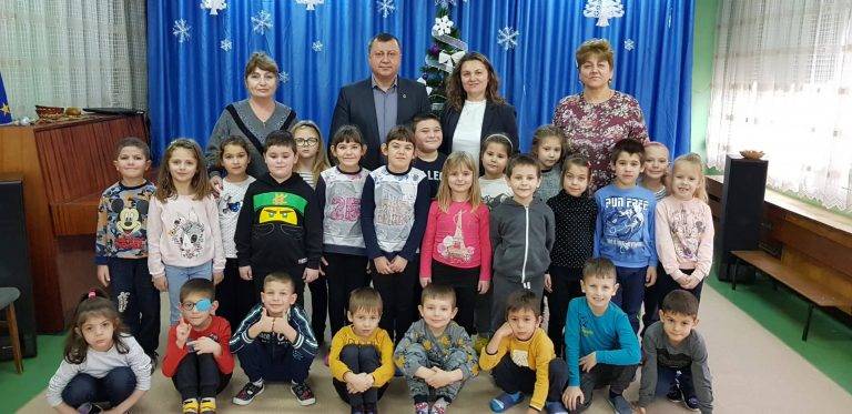 Коледна приказка прочете кметът на  Павликени на децата от ДГ „Слънце“