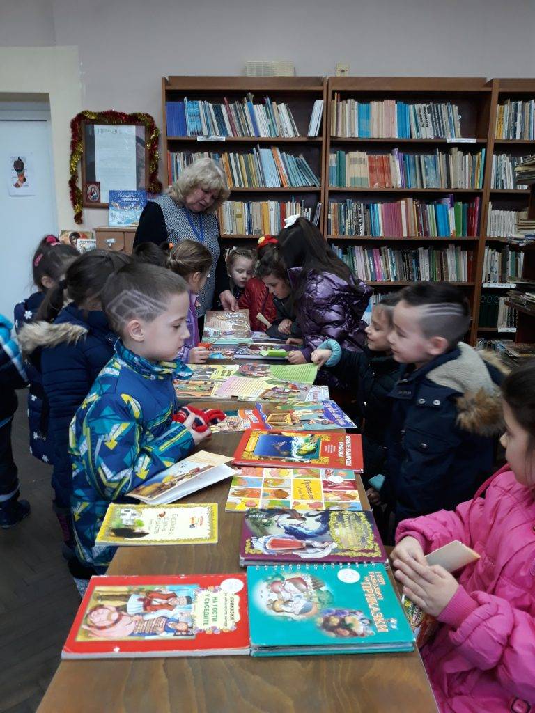 Ученици от СУ Д. Благоев” направиха коледно тържество за детските градини