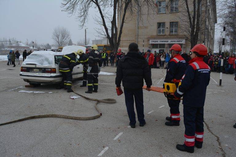 Демонстрация на пожарна и спасителна техника в Павликени