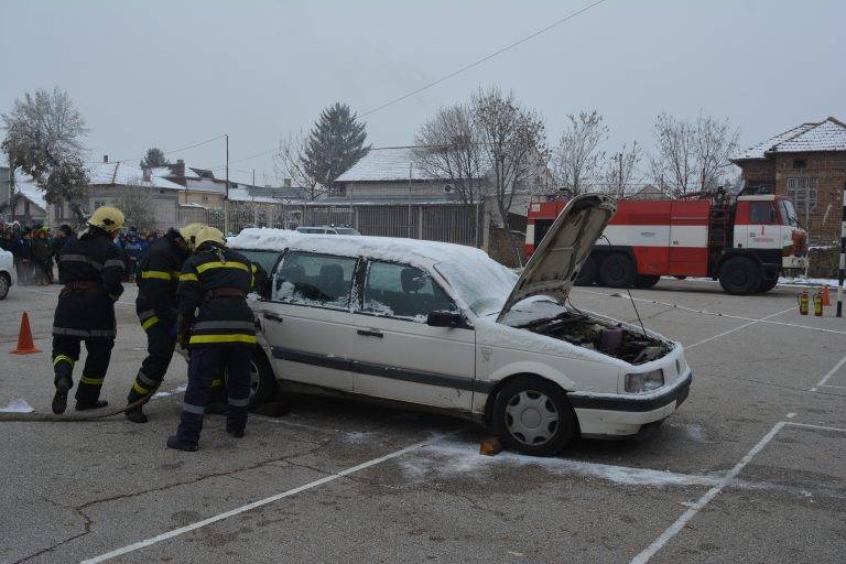 Павликени | Демонстрация на пожарна и спасителна техника в Павликени