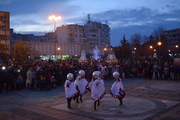 Отличниците на Павликени пуснаха светлините на коледната елха