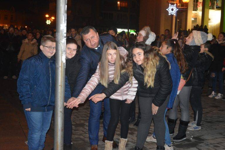 Отличниците на Павликени пуснаха светлините на коледната елха