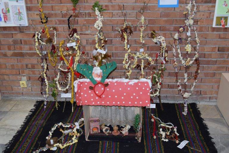 Горна Оряховица | Над 700 коледни картички и сурвакници показват в изложба горнооряховските деца