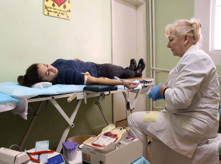 Горещи новини | Преподаватели и студенти от  Медицинския филиал дариха кръв