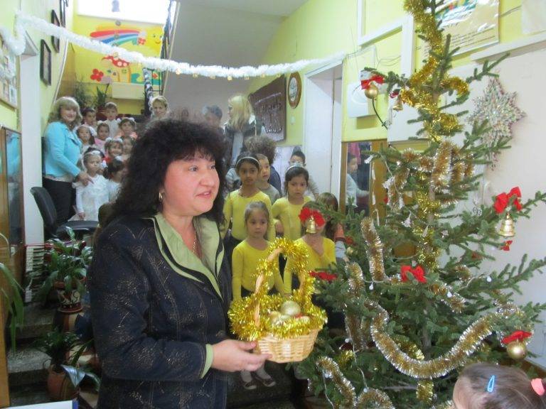 Лясковски деца украсяваха елха с кмета и с директора на Горското стопанство