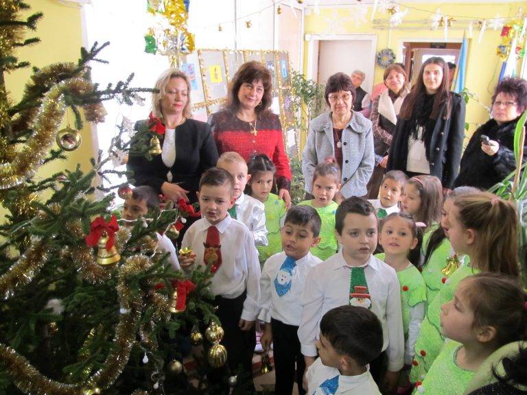 Лясковски деца украсяваха елха с кмета и с директора на Горското стопанство