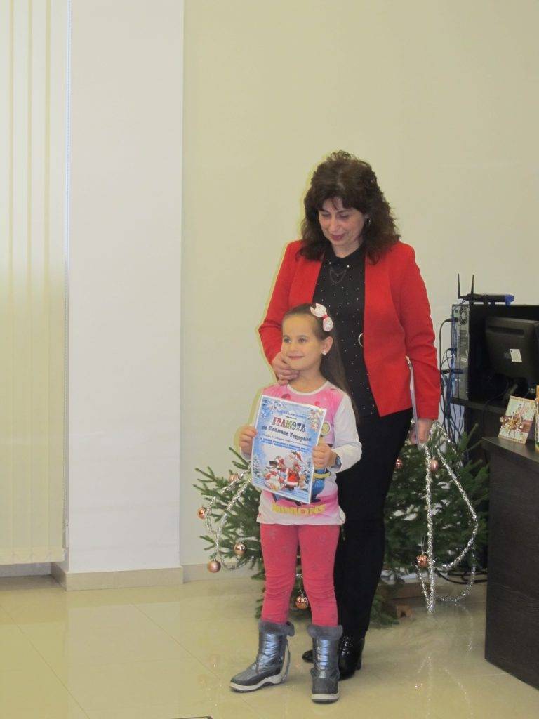 246 коледни картички нарисуваха децата от Община Лясковец