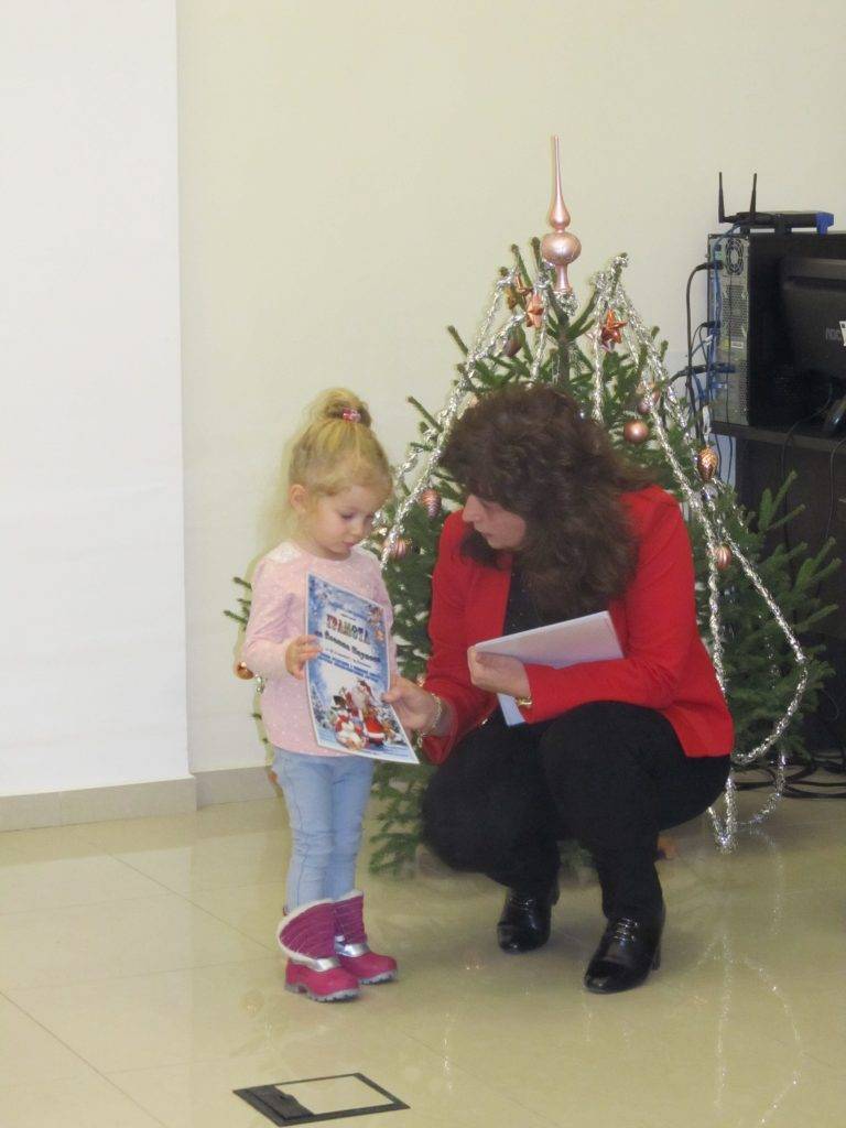 246 коледни картички нарисуваха децата от Община Лясковец